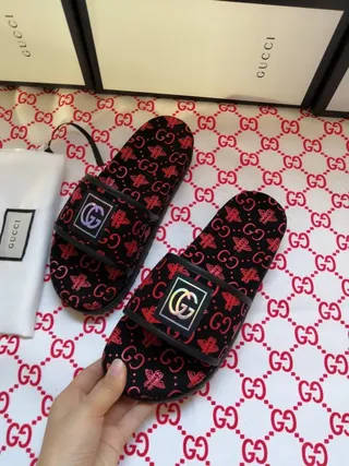 Gucci Screener 单色印花 黑色和红色拖鞋 2