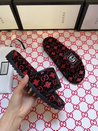 Gucci Screener 单色印花 黑色和红色拖鞋 3