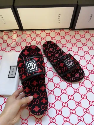 Gucci Screener 单色印花 黑色和红色拖鞋 4