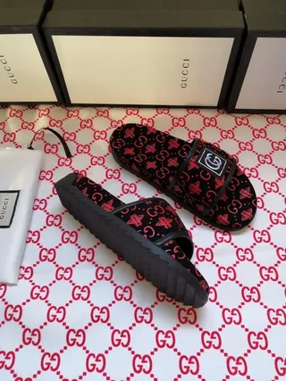 Gucci Screener 单色印花 黑色和红色拖鞋 5