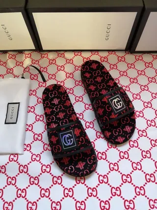 Gucci Screener 单色印花 黑色和红色拖鞋 8