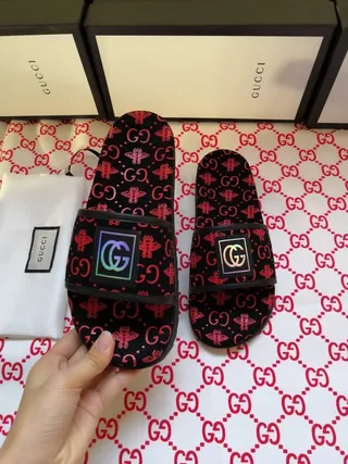 Gucci Screener 单色印花 黑色和红色拖鞋 9