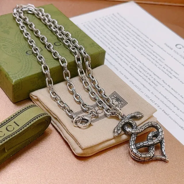 Gucci Serpenti Pingente de Cobra Texturizada Prata Verde Corrente Oval Ornada 3