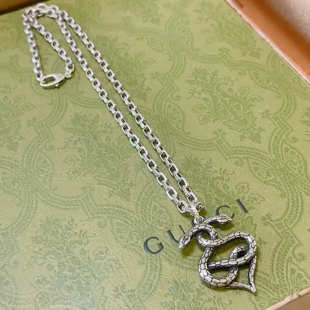 Gucci Serpenti Pingente de Cobra Texturizada Prata Verde Corrente Oval Ornada 4
