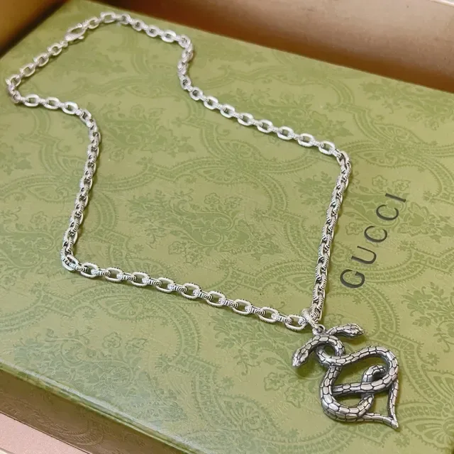 Gucci Serpenti Pingente de Cobra Texturizada Prata Verde Corrente Oval Ornada 9