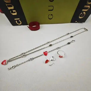 Collier Gucci Chaîne à Maillons Argentée et Rouge avec Charms Cœur en Émail