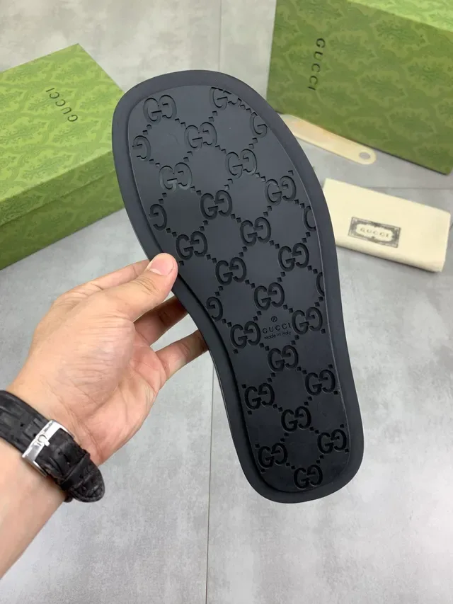 Gucci Slide Black Beige Embossed Logo Strap Patent-Finish Upper Slippers 2