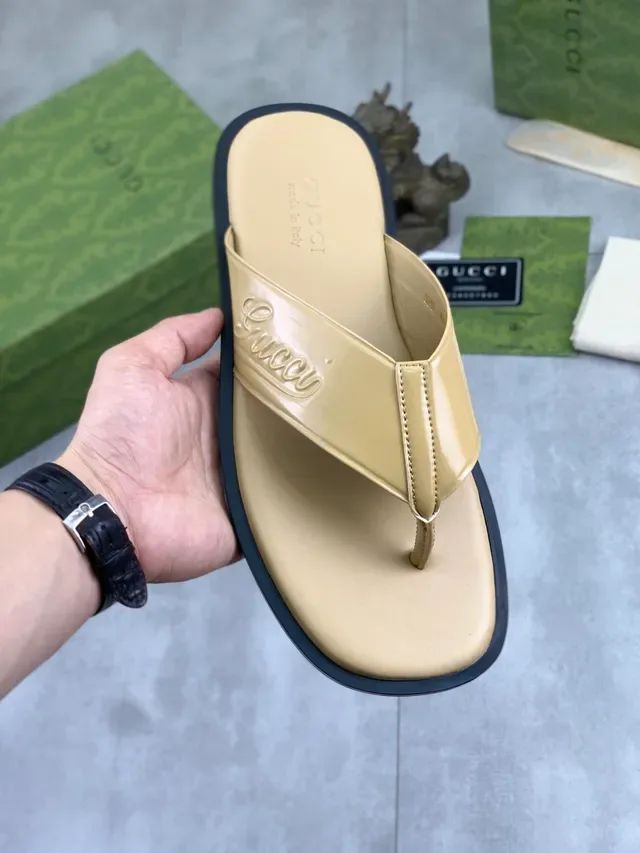 Gucci Slide Black Beige Embossed Logo Strap Patent-Finish Upper Slippers 9