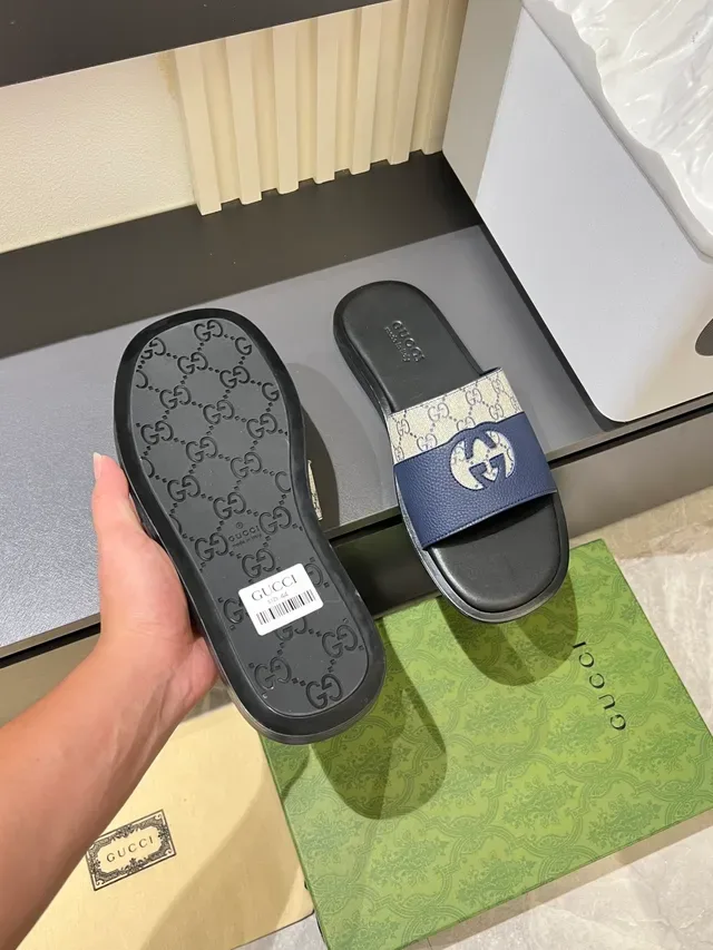 Gucci Slide Logo-Embossed Monogram Canvas Sandálias 2