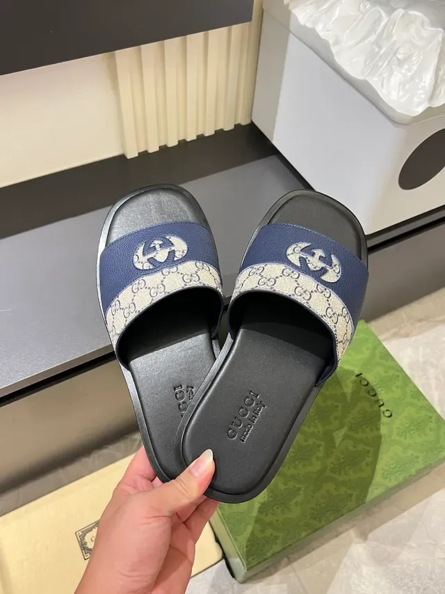 Gucci Slide Logo-Embossed Monogram Canvas Sandálias 3