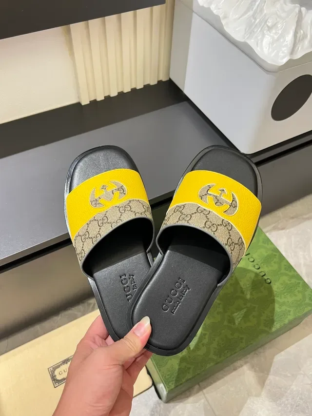 Gucci Slide Logo-Embossed Monogram Canvas Sandálias 4