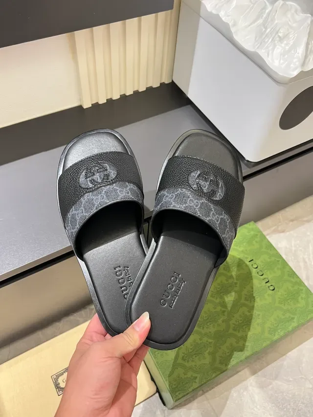 Gucci Slide Logo-Embossed Monogram Canvas Sandálias 5