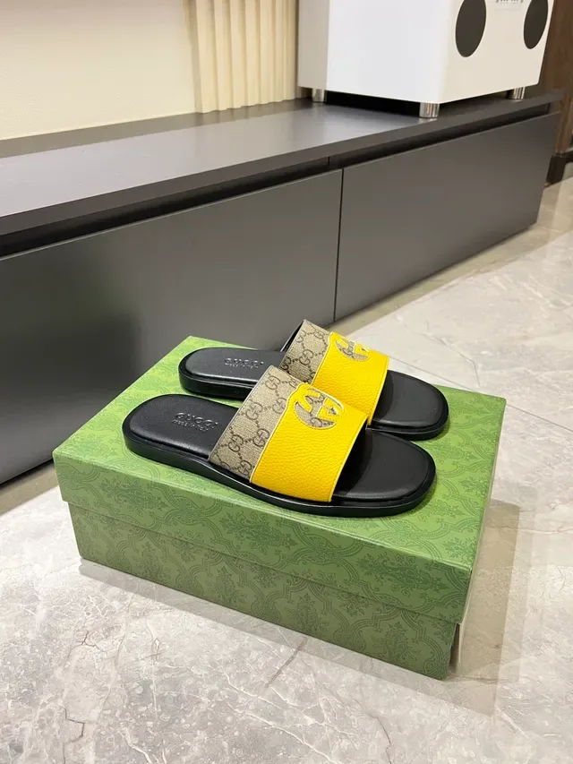 Gucci Slide Logo-Embossed Monogram Canvas Sandálias 6