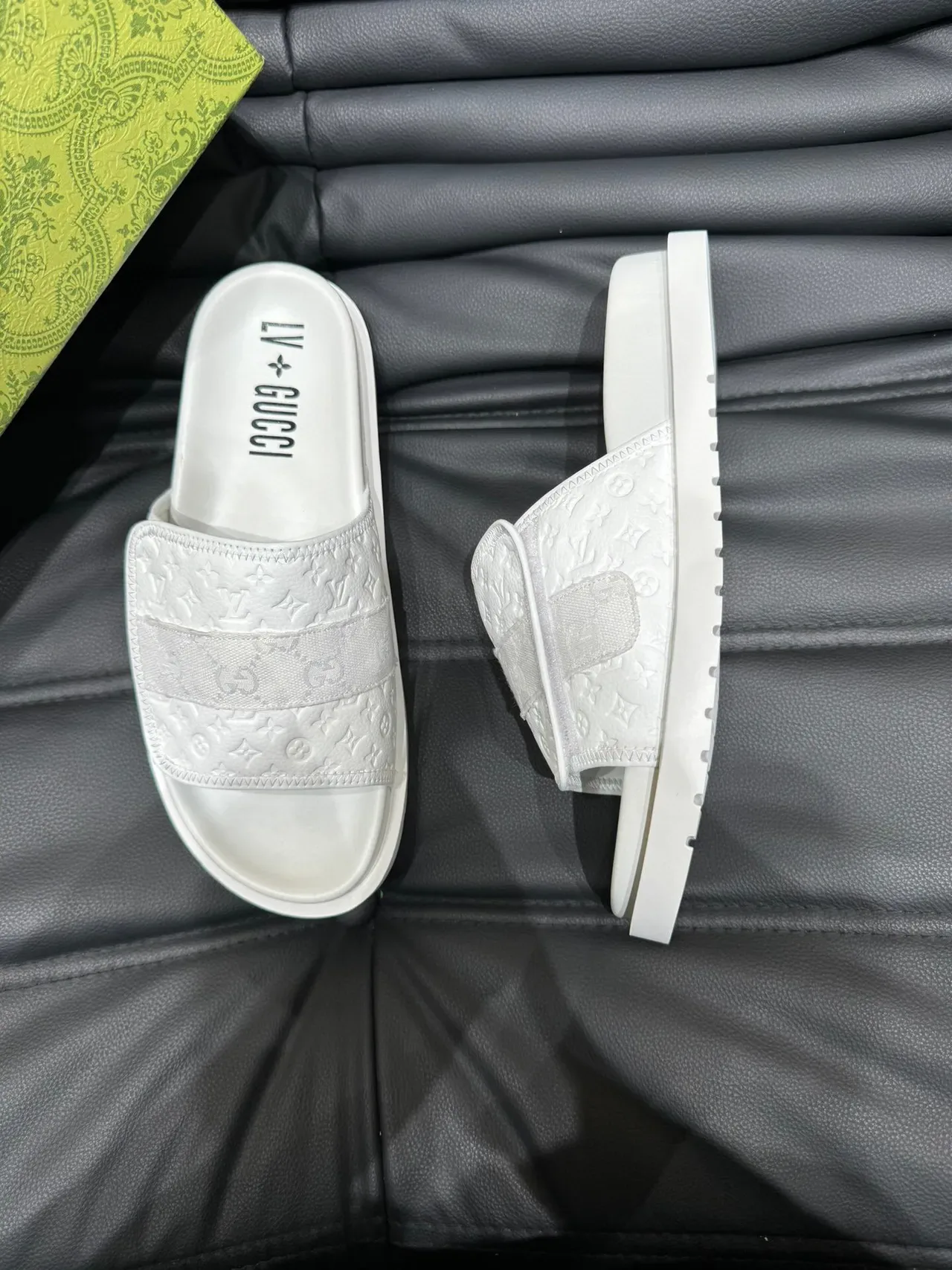 Gucci شرابات بيضاء مطبوعة بمونوغرام حزام واحد 3