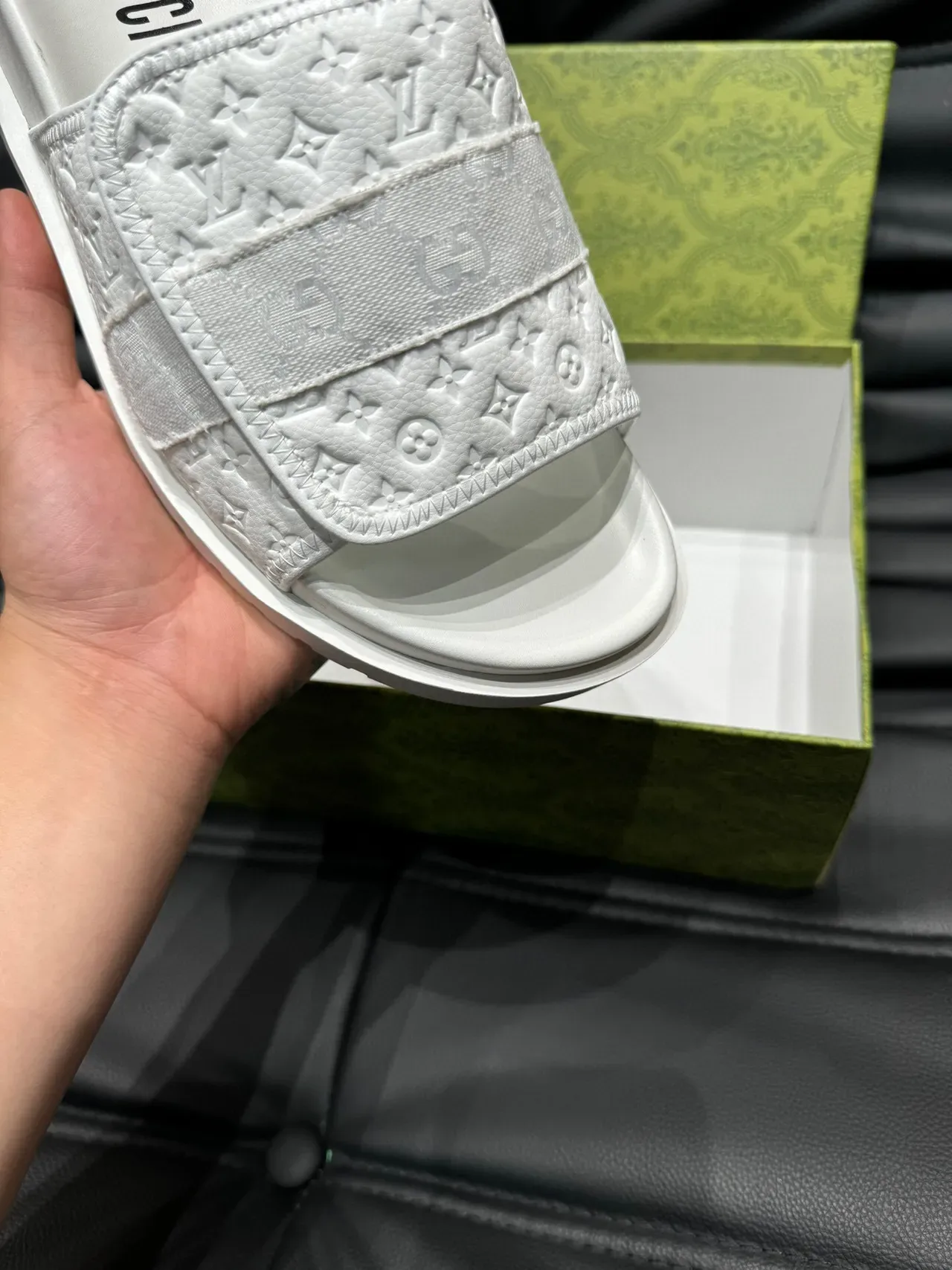 Gucci شرابات بيضاء مطبوعة بمونوغرام حزام واحد 7