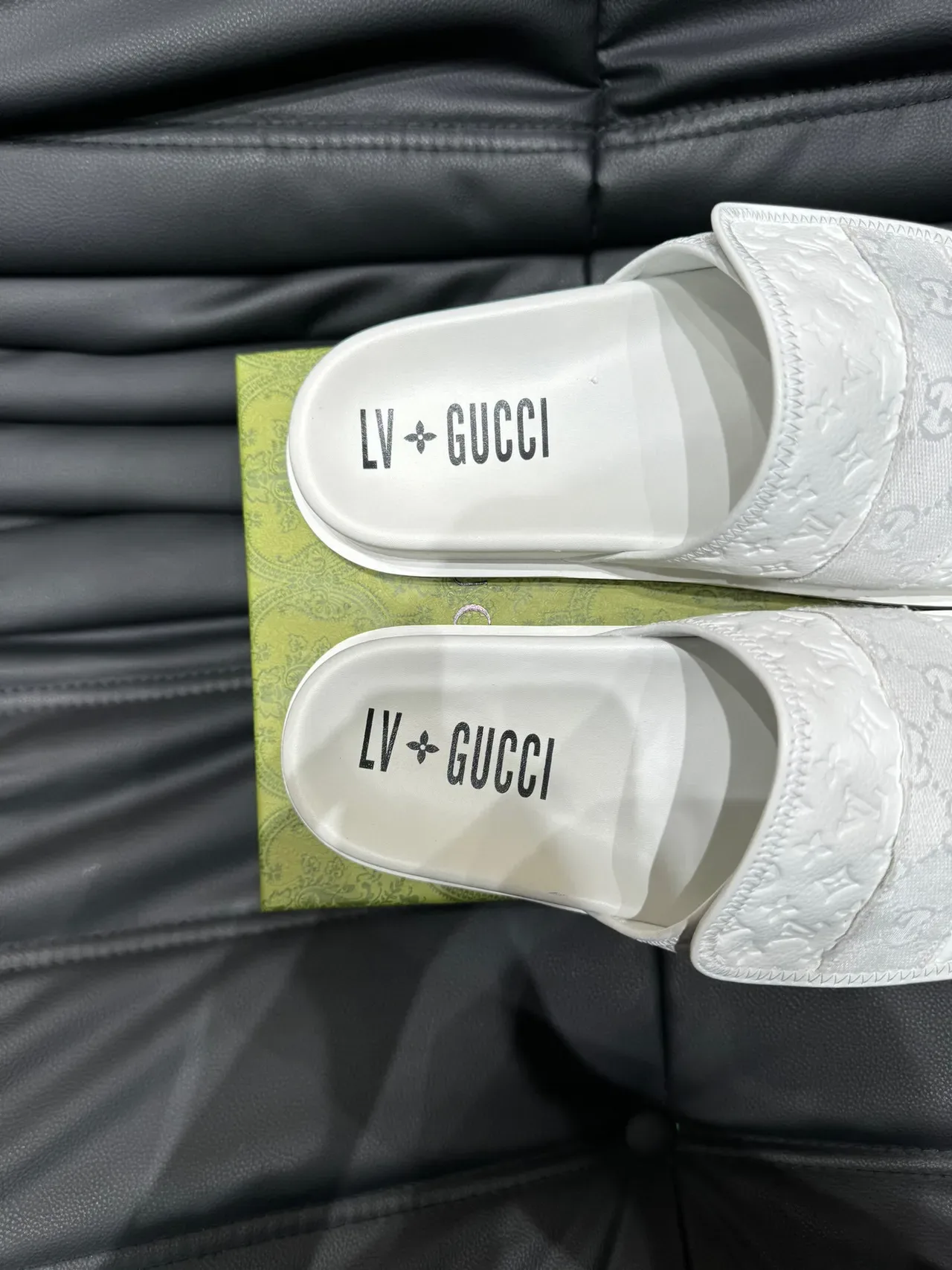 Gucci شرابات بيضاء مطبوعة بمونوغرام حزام واحد 8