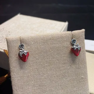 Gucci স্ট্রবেরি এনামেল ডাবল জি কানের দুল