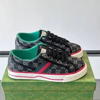 Gucci Tennis 1977 Negro Verde Monograma Lona Web Detalle Franja Estilo de Vida Sneakers