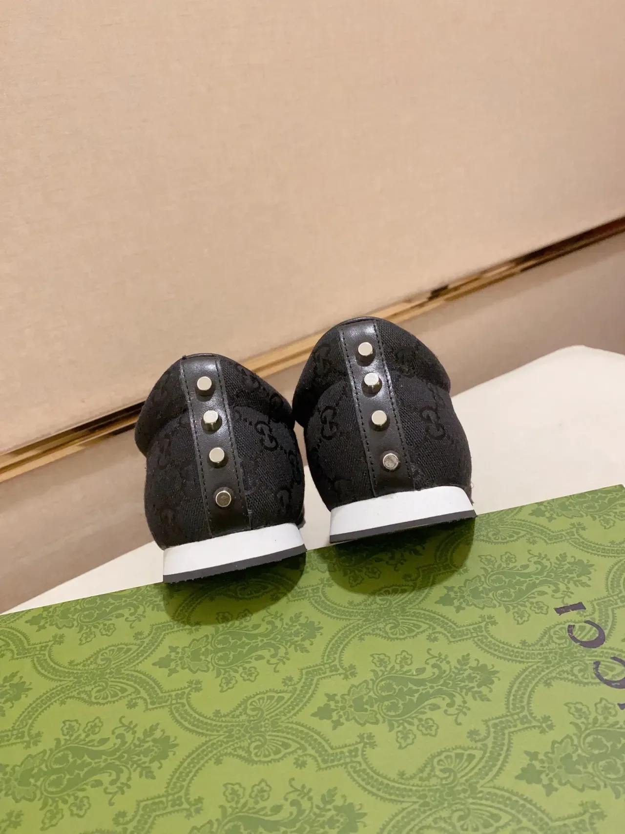Tênis Gucci Tennis 1977 Preto Monogram Lona Camurça Bico Web Stripe Lifestyle 3