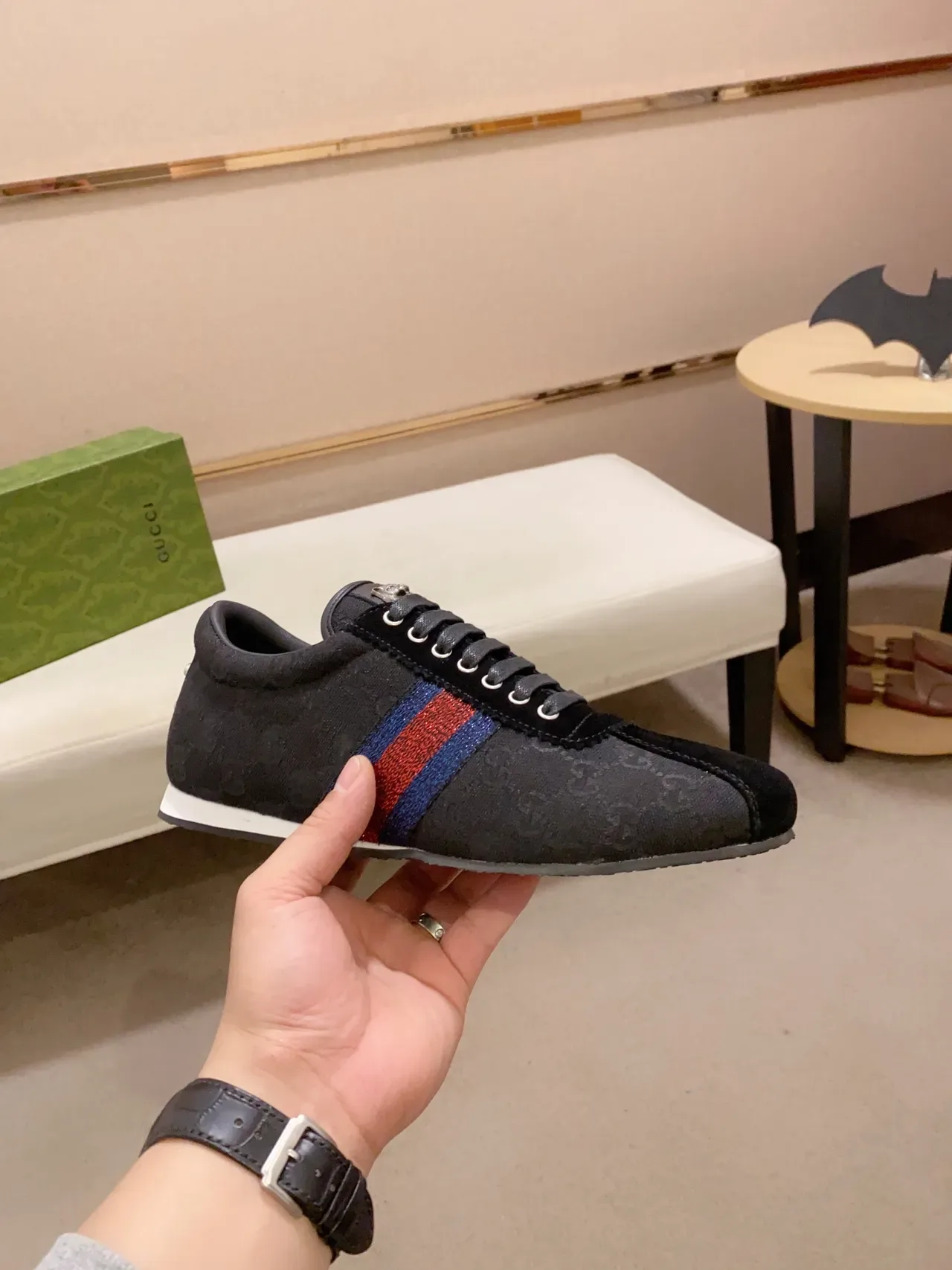Tênis Gucci Tennis 1977 Preto Monogram Lona Camurça Bico Web Stripe Lifestyle 4