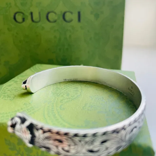 Gucci Pulseira Cuff Cabeça de Tigre Prata Terminais Verdes 2