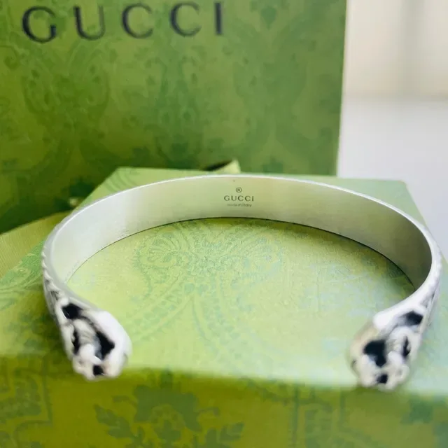 Gucci Pulseira Cuff Cabeça de Tigre Prata Terminais Verdes 3