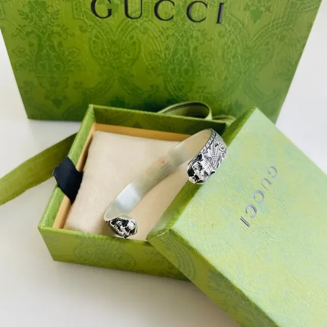 Gucci Pulseira Cuff Cabeça de Tigre Prata Terminais Verdes 4