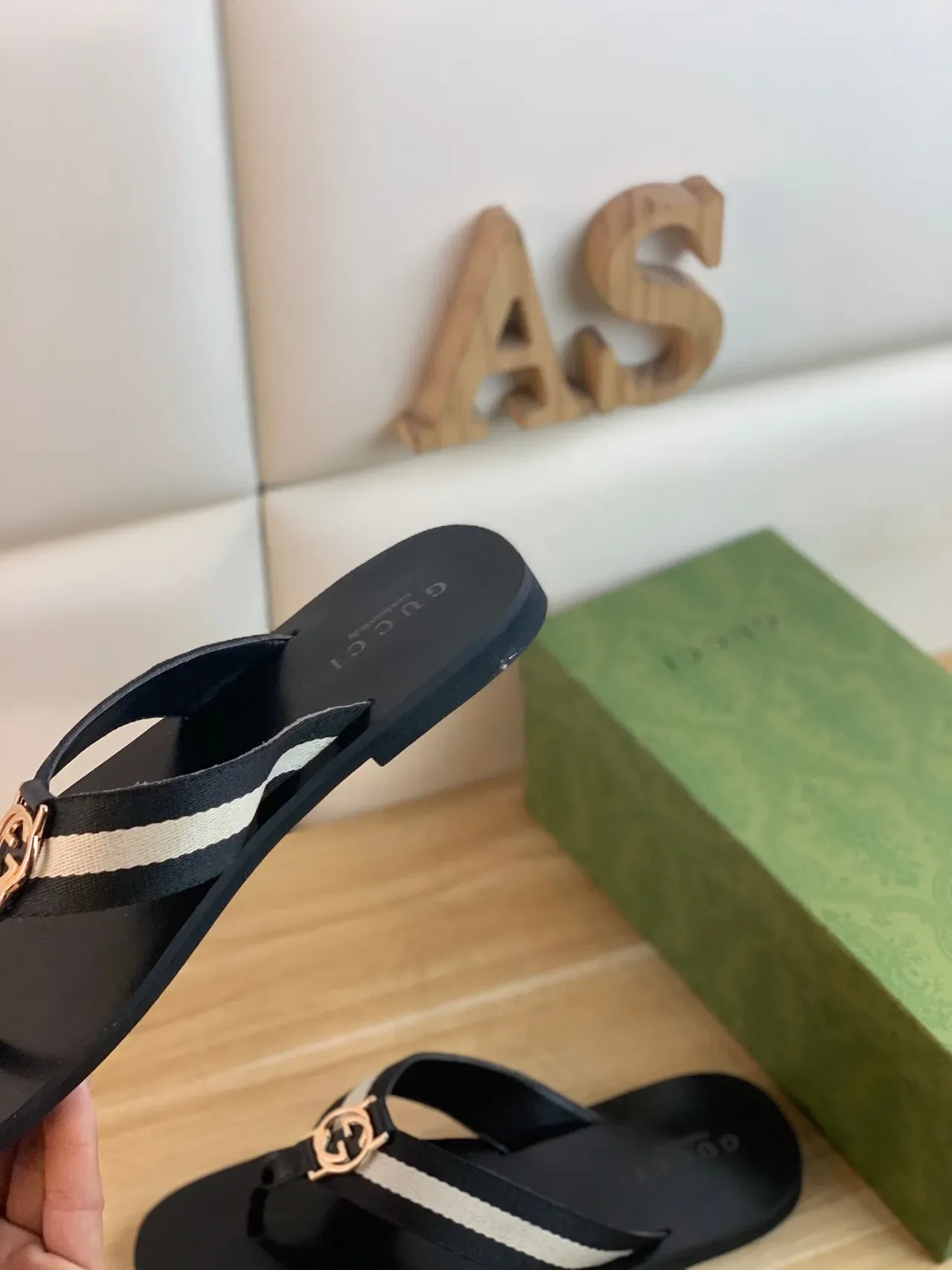 Gucci ويب ستريب فليب فلوب أسود بيج ثونج كاجوال صنادل 5