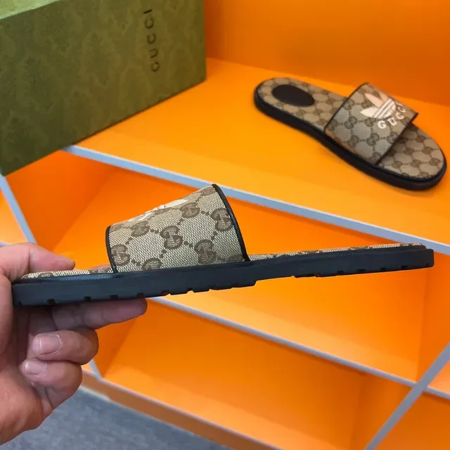 古驰 x 阿迪达斯 GG Monogram 三叶草拖鞋 2