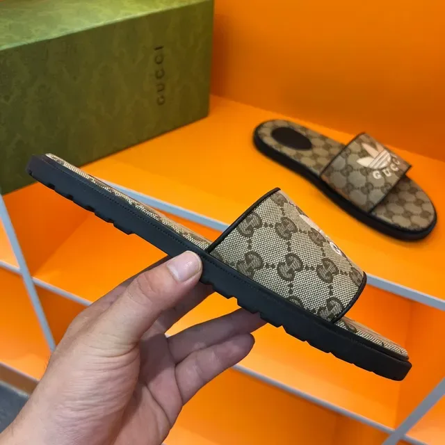 古驰 x 阿迪达斯 GG Monogram 三叶草拖鞋 3