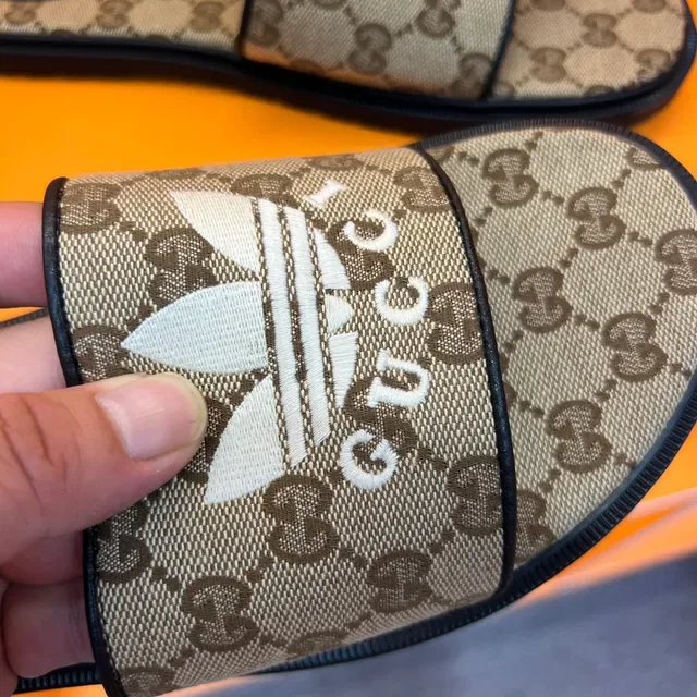 古驰 x 阿迪达斯 GG Monogram 三叶草拖鞋 7