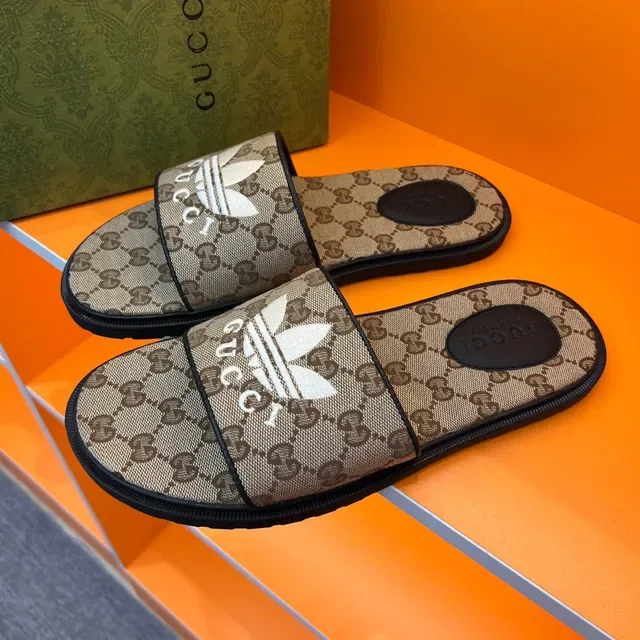 古驰 x 阿迪达斯 GG Monogram 三叶草拖鞋 9