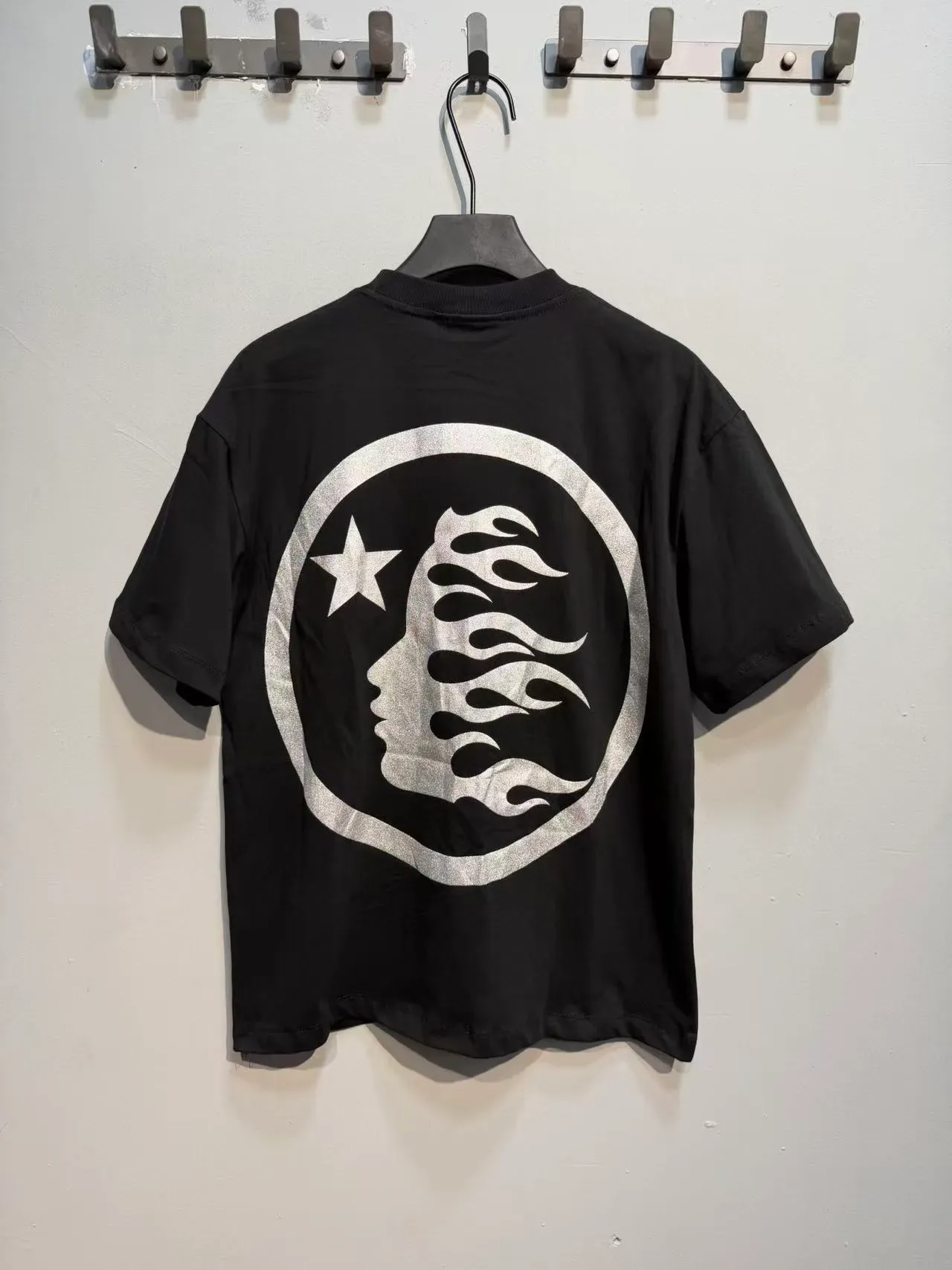 Camiseta Hellstar GABOS estampa gráfica prata metálica 3