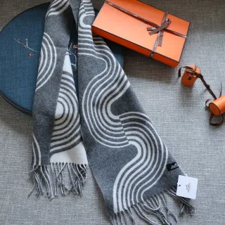 Hermès Abstract Wave ধূসর ও সাদা ক্যাশমিয়ার স্কার্ফ