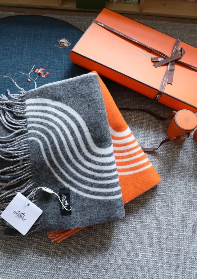 Hermès Abstract Wave 灰白羊绒围巾 3
