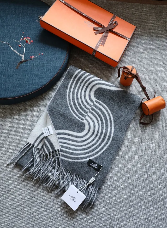 Hermès Abstract Wave 灰白羊绒围巾 4