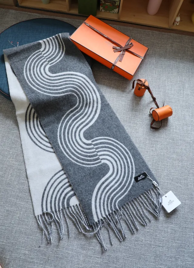 Hermès Abstract Wave 灰白羊绒围巾 5