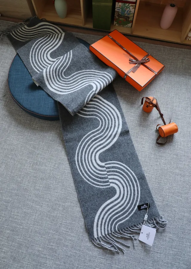 Hermès Abstract Wave 灰白羊绒围巾 6
