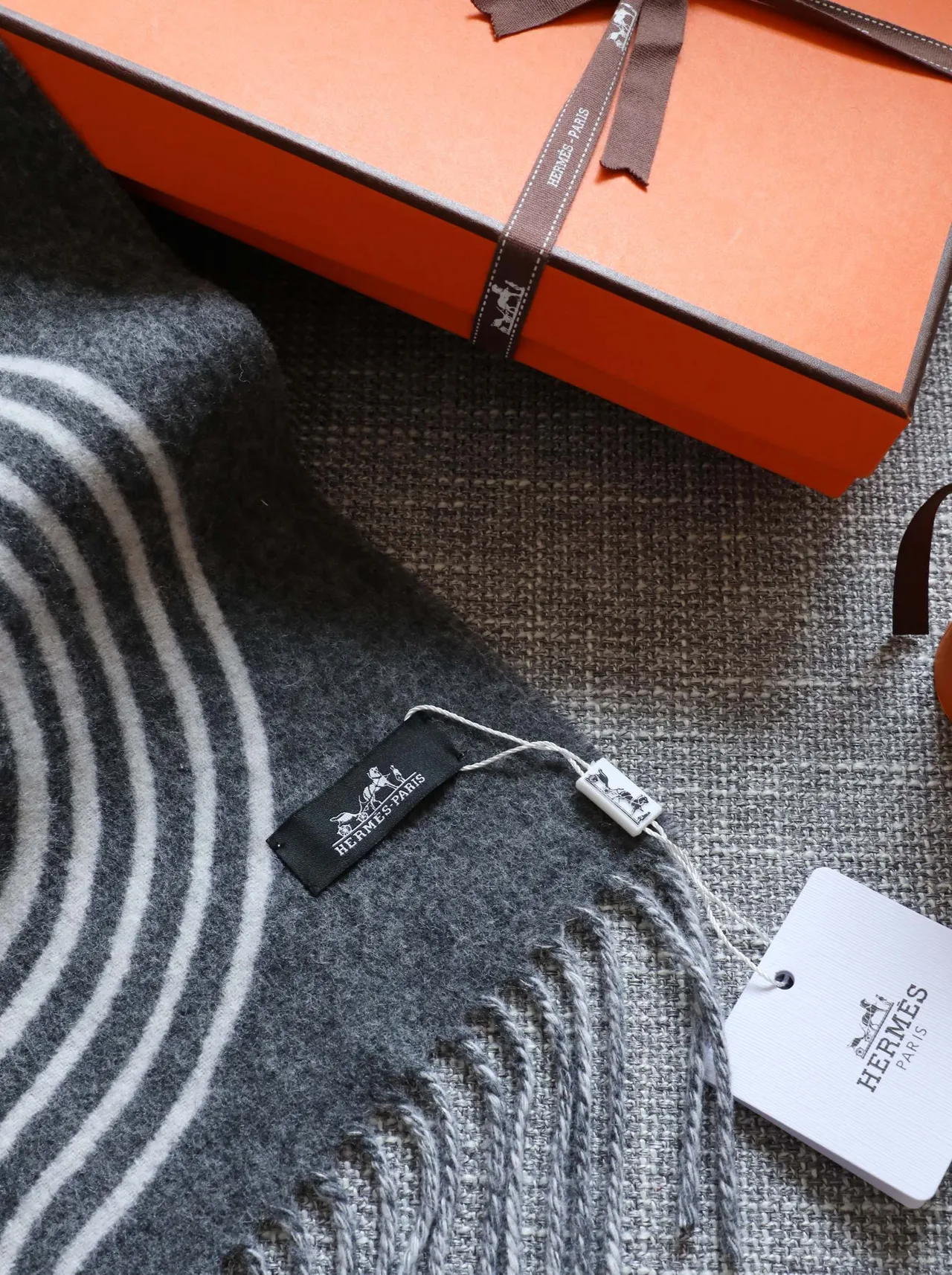 Hermès Abstract Wave 灰白羊绒围巾 9