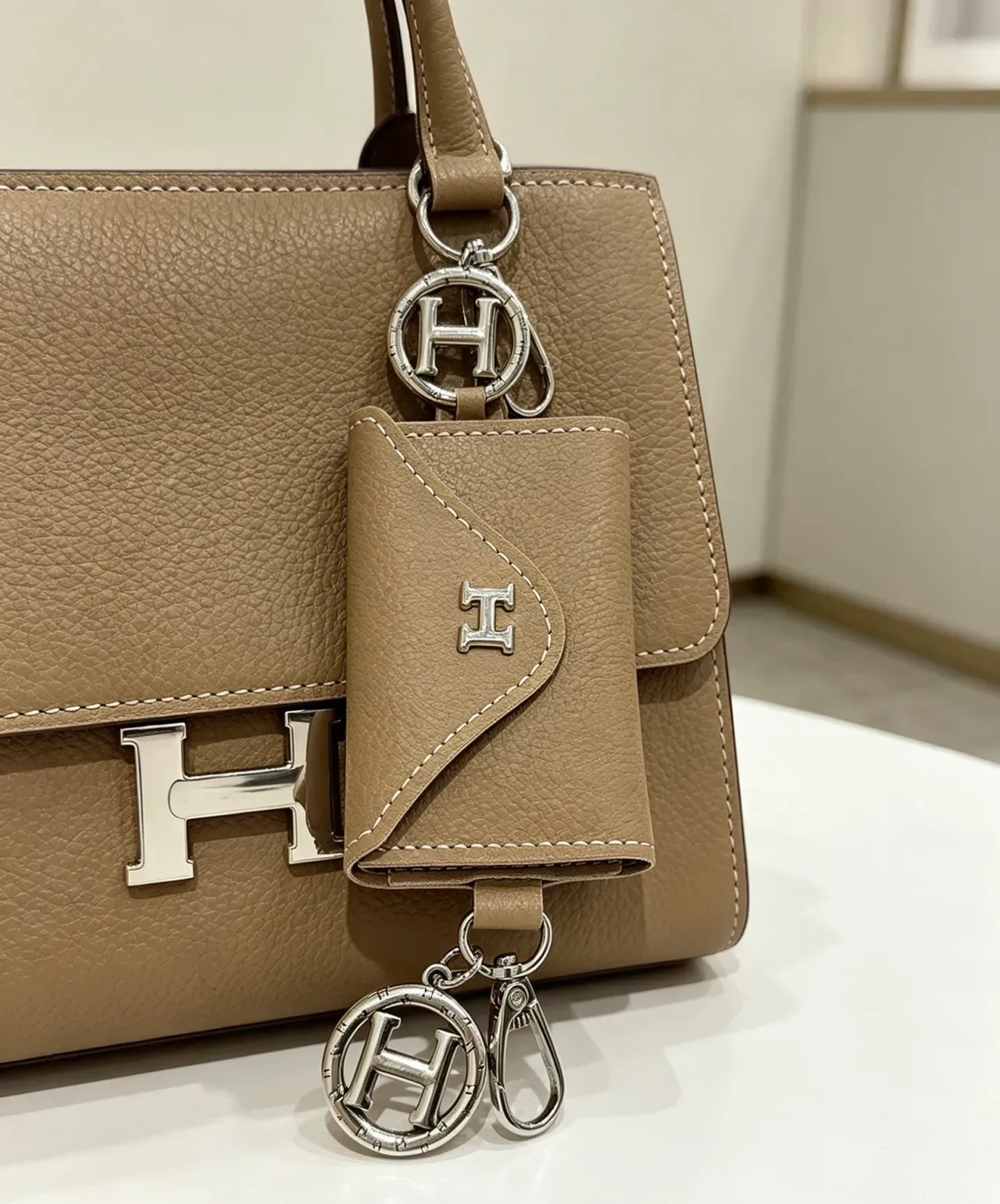 Hermès Beige Brown Pebbled Leather Palladium Hardware Handbag 2