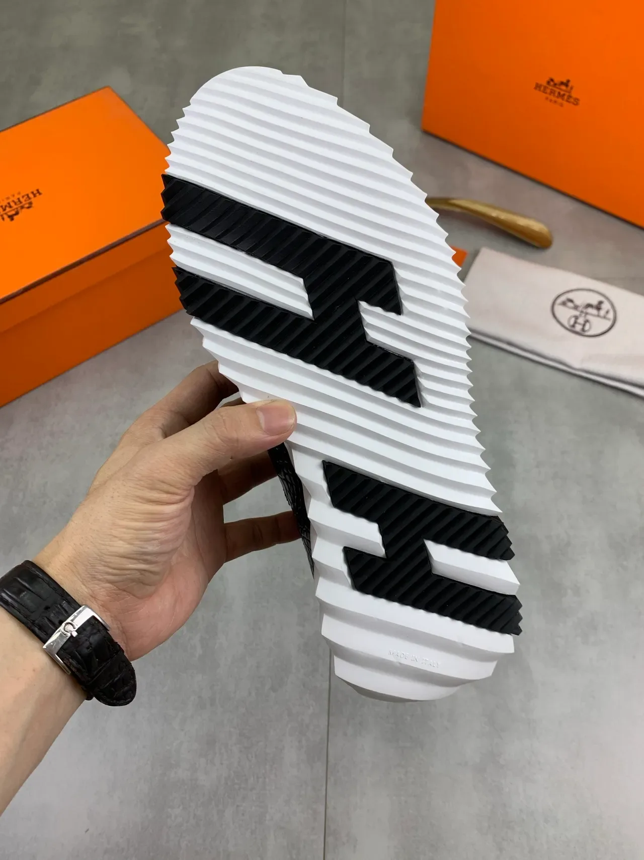 Hermès Sneakers Lifestyle De Cuero Negro Con Embossado De Cocodrilo 3