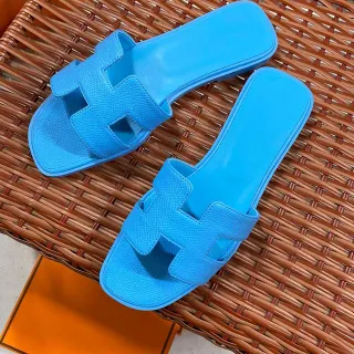 Hermès Pantufas de Couro Texturizado Azul com Cinta em Forma de H