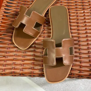 Hermès Marrom Bege Alça H Recortada Lisa Couro Tan Chinelos