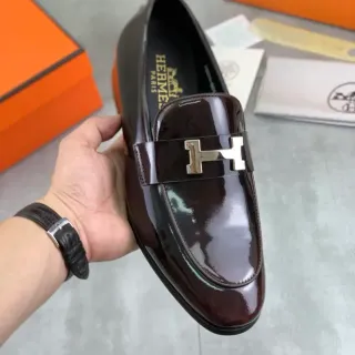 Hermès 酒红色银色亮面漆皮 H 扣带 乐福鞋