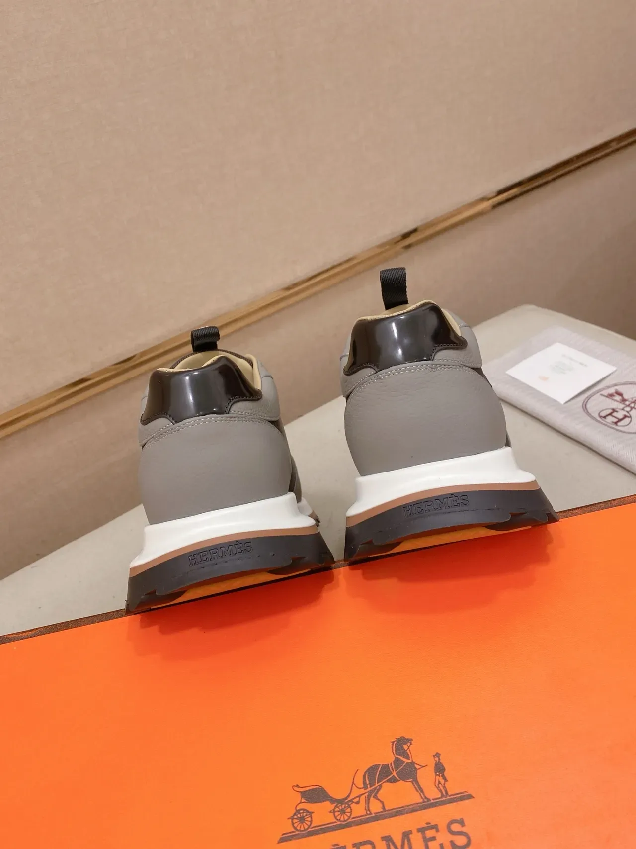 Hermès H-Logo ग्रे और काला लाइफस्टाइल स्नीकर 3