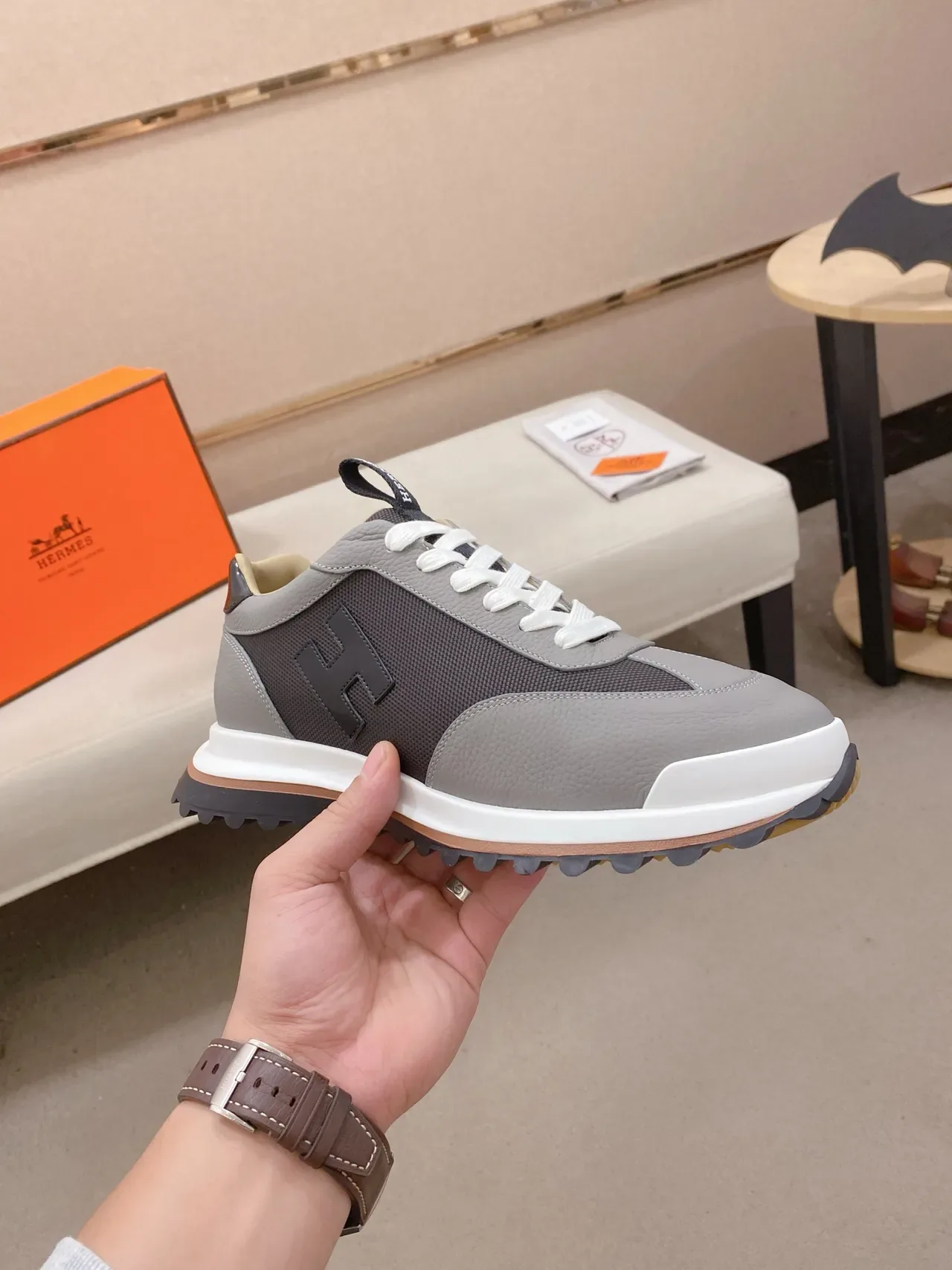 Hermès H-Logo ग्रे और काला लाइफस्टाइल स्नीकर 5