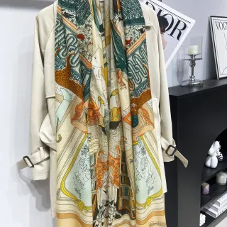 Hermès Motif Littéraire Illustré Écharpe en Soie Ivoire