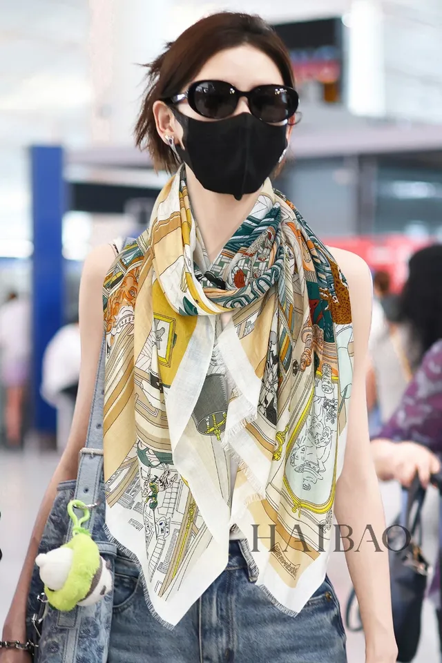 Hermès 插图文学主题 象牙色丝绸围巾 2