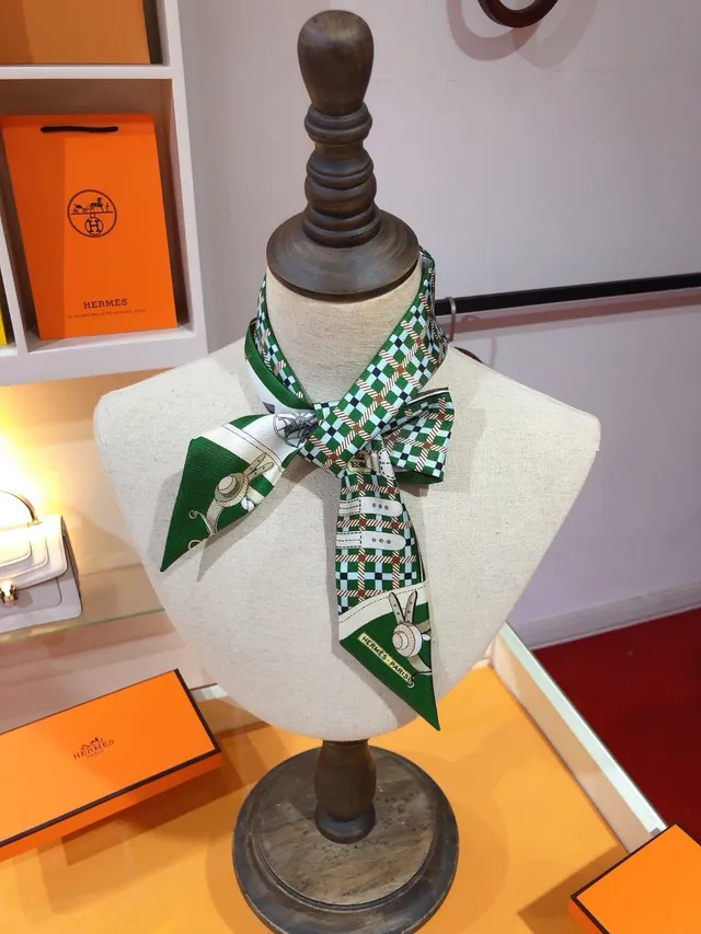 Hermès Les Voitures Nouvelles Twilly écharpe de soie verte imprimée 4