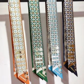 Hermès Les Voitures Nouvelles Twilly हरा प्रिंटेड सिल्क स्कार्फ